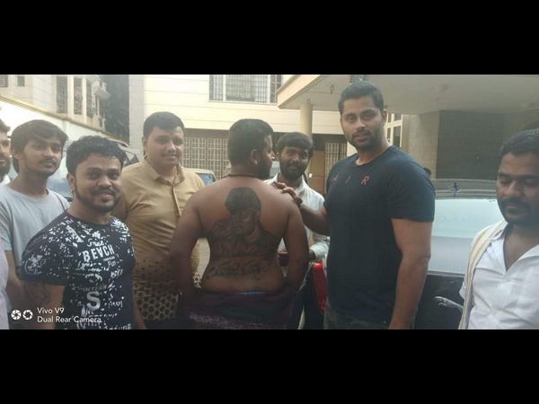 ಅಭಿಮಾನಿಯಿಂದ ಅಭಿಮಾನಿಗೆ