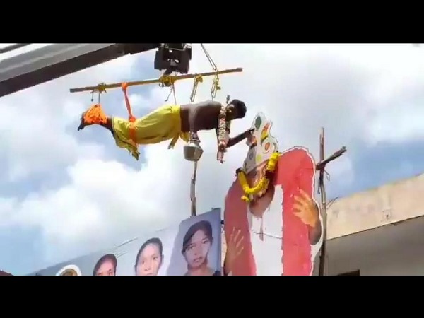 ಕ್ರೇನ್ ಬಳಸಿ ಹಾಲಿನ ಅಭಿಷೇಕ