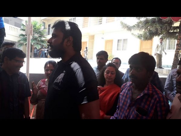 ಪತ್ನಿ ಜೊತೆ ದರ್ಶನ್ ಮತದಾನ