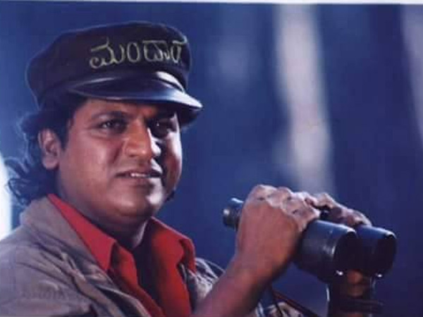 ನನ್ನ ಕಣ್ಣು ದೊಡ್ಡ ಪೋಸ್ಟರನ್ನೇ ದಿಟ್ಟಿಸುತ್ತಿತ್ತು