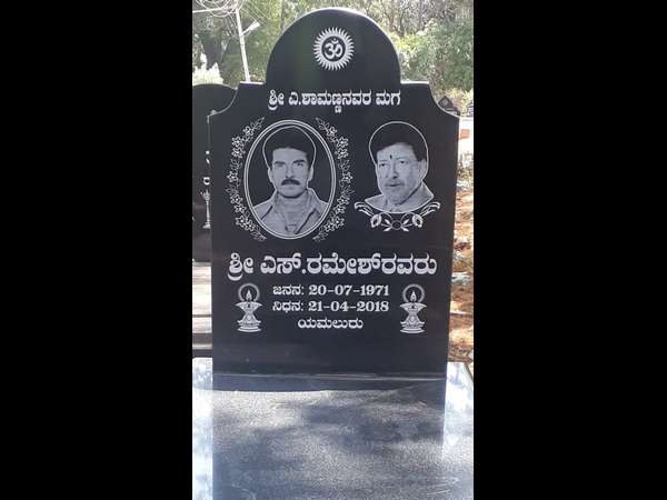 ಸಮಾಧಿ ಕಲ್ಲಿನಲ್ಲಿ ಅಭಿಮಾನ ಮೆರೆದ ವಿಷ್ಣು ಅಭಿಮಾನಿ