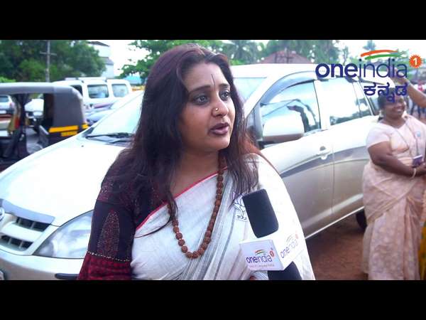 ಸಿಹಿ ತಿಂದು ಸಂಭ್ರಮಿಸಿದ ನಟಿ