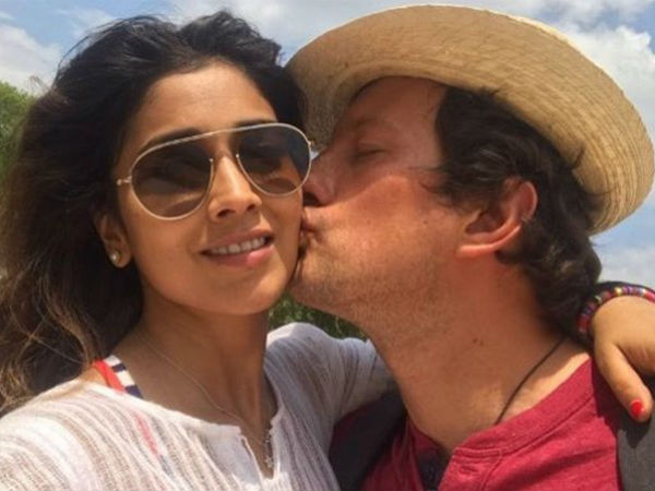 Shriya Saran Kissed To Her Husband At Ramesh Taurani’s Diwali Bash Shriya Saran Kissed To Her Husband At Ramesh Taurani’s Diwali Bash