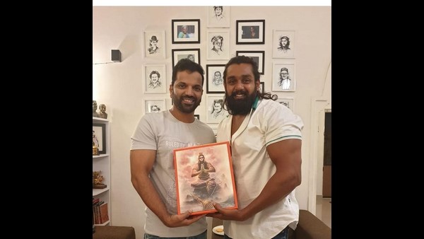 ಸತೀಶ್ ಕೈಯಲ್ಲಿ ಧ್ರುವ ಮದುವೆ ಆಮಂತ್ರಣಗಳನ್ನು
