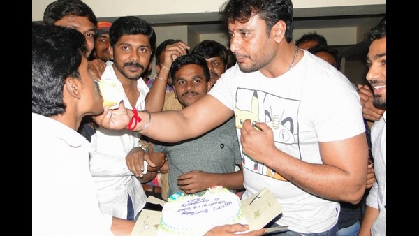 ಕೇಕ್ ಮತ್ತು ಹಾರಗಳನ್ನು ತರಬೇಡಿ