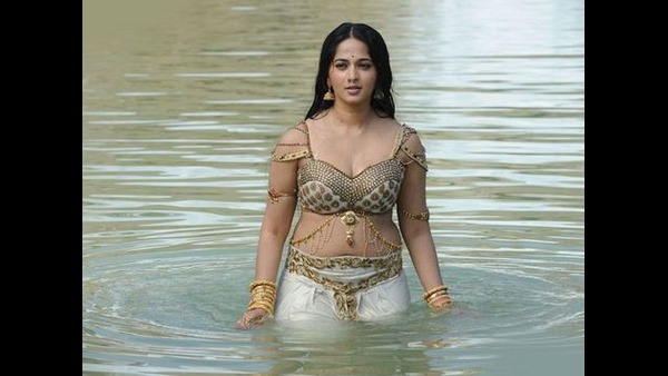 ಅನುಷ್ಕಾ ಶೆಟ್ಟಿ ಕಾಲಿಗೆ ಬೀಳುವುದು ಏಕೆ?