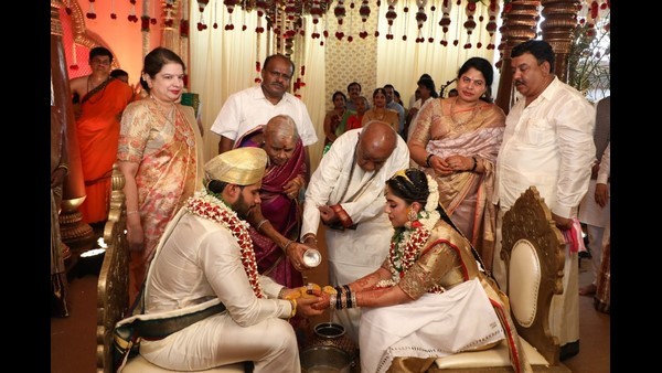 ದೇವೆಗೌಡ ಕುಟುಂಬದ ಬಹುತೇಕರು ಚಿತ್ರದಲ್ಲಿದ್ದಾರೆ