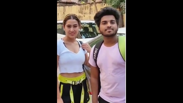 ಸಾರಾ ಅಲಿ ಖಾನ್ ಮನೆಯ ಬಳಿ ಅಭಿಮಾನಿಗಳು