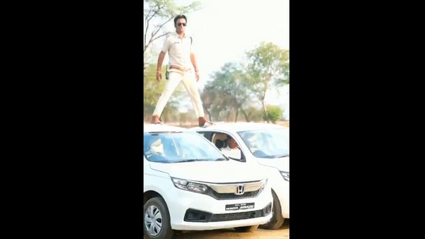 ಕಾರ್ಗಳ ಮೇಲೆ ನಿಂತು ಸಾಹಸ