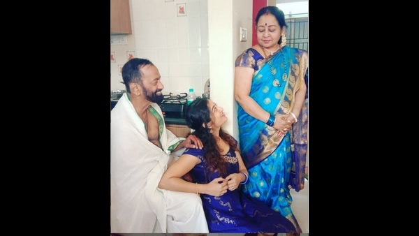 ಅಮ್ಮನ ಕಾಲೆಳೆಯುವ ತಮಾಷೆ