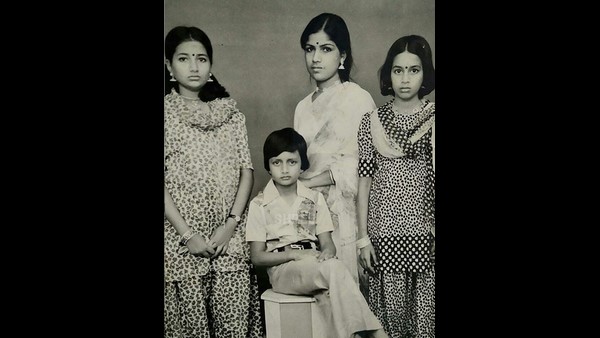 ಸಹೋದರಿಯರ ನಡುವೆ ಅಪರೂಪದ ಫೋಟೊ