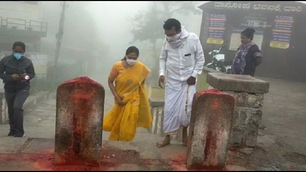 ಶೋಭಾ ಕರಂದ್ಲಾಜೆ ಸಹ ಚಾಮುಂಡೇಶ್ವರಿ ದೇವಾಲಯಕ್ಕೆ ಹೋಗಿದ್ದರು