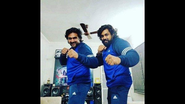 ಅಭಿಮಾನಿಗಳು ಮನೆಯ ಬಳಿ ಬಂದಿದ್ದಾರೆ