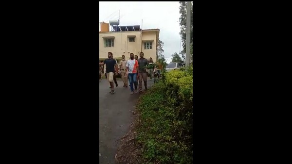 ಆವಾಜ್ ಹಾಕಿದ ಸಿಬ್ಬಂದಿ