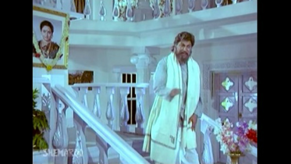 ಕಾಲಿಗೆ ಬಿದ್ದ ಅಪರಿಚಿತರು