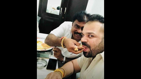 ಕೈತುತ್ತು ತಿನ್ನಿಸುತ್ತಿರುವ ಕೆ.ಮಂಜು