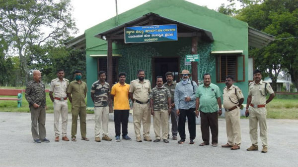 ಅರಣ್ಯ ಸಿಬ್ಬಂದಿ ಜೊತೆ ರಾಜಮೌಳಿ