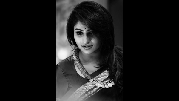 ರಚಿತಾ ಕೈಯಲ್ಲಿರುವ ಚಿತ್ರಗಳು