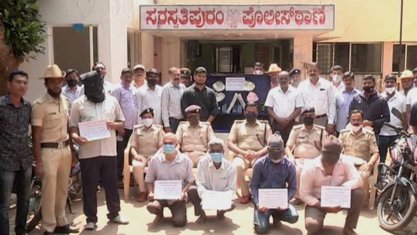 ಬಂಧಿತರಿಂದ ನಗದು ಹಣ ವಸೂಲಿ