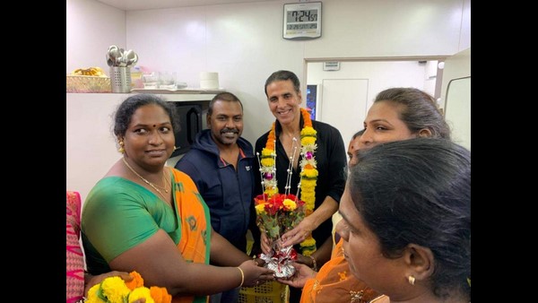 ಮನೆಗೆ ಬಂದು ಆಶೀರ್ವದಿಸಿದ ತೃತಿಯಲಿಂಗಿಗಳ