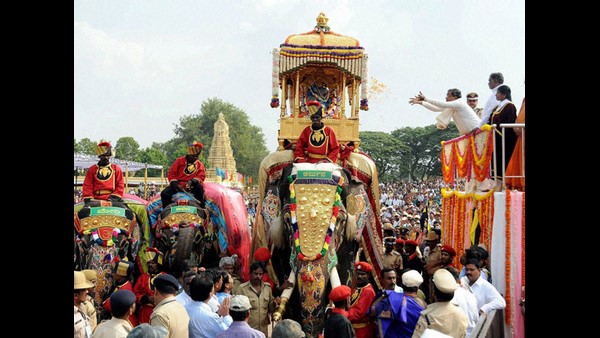 ದಸರಾ ಹಬ್ಬದ ಶುಭಾಶಯ ಕೋರಿದ್ದಾರೆ