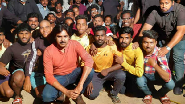 ಅಭಿಮಾನಿಗಳೊಂದಿಗೆ ಮಂಡಿಯೂರಿದ ಪವನ್ ಕಲ್ಯಾಣ್