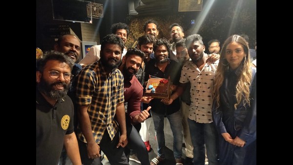 ಸರ್ಪಟ್ಟ ಪರಂಬರೈ ಸಿನಿಮಾ ಸೆಟ್ ನಲ್ಲಿ ಜನ್ಮದಿನ ಆಚರಣೆ
