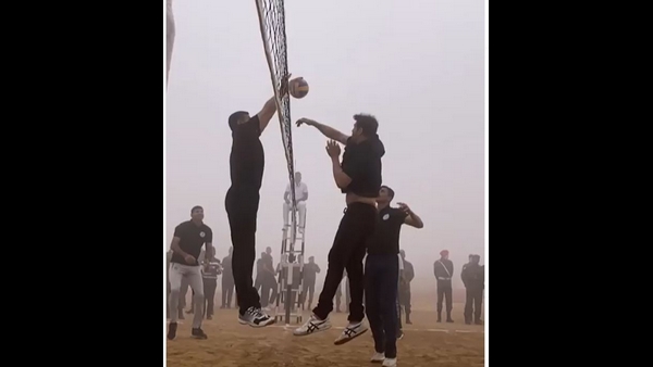 ಭಾರತೀಯ ಸೇನೆ ಜೊತೆ ವಾಲಿಬಾಲ್ ಆಡಿದ ಅಕ್ಷಯ್