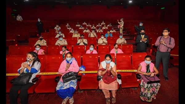 ಮಾಸ್ಕ್ ಹಾಗೂ ಸ್ಯಾನಿಟೈಸರ್ ಬಳಕೆ ಕಡ್ಡಾಯ