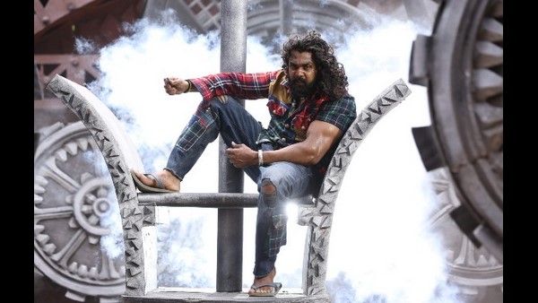 ಹೋಮ ಮಾಡುತ್ತಿರುವ ಬ್ರಾಹ್ಮಣನ ಹೆಗಲ ಮೇಲೆ ಬೂಟು
