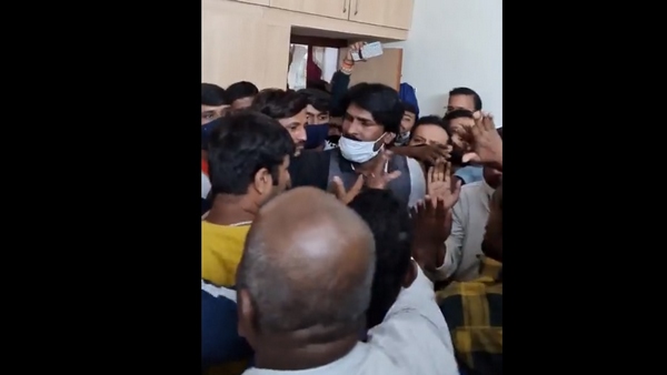 ಕ್ಷಮಾಪಣೆ ಕೇಳಿಸಲು ಮನೆಗೆ ನುಗ್ಗಿದ ಅಭಿಮಾನಿಗಳು