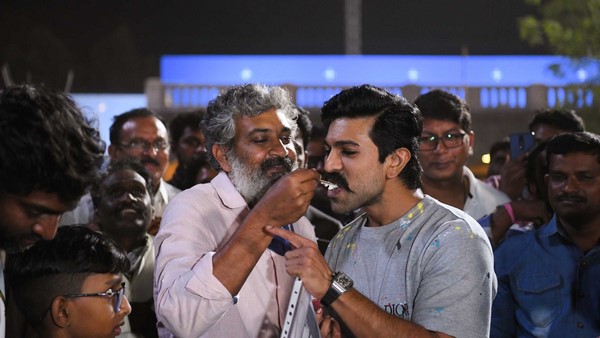 RRR ತಂಡದಿಂದ ರಾಮ್ ಚರಣ್ ಹುಟ್ಟುಹಬ್ಬ ಆಚರಣೆ
