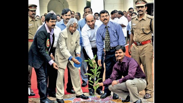 33 ಲಕ್ಷ ಸಸಿಗಳನ್ನು ನೆಟ್ಟಿರುವ ವಿವೇಕ್