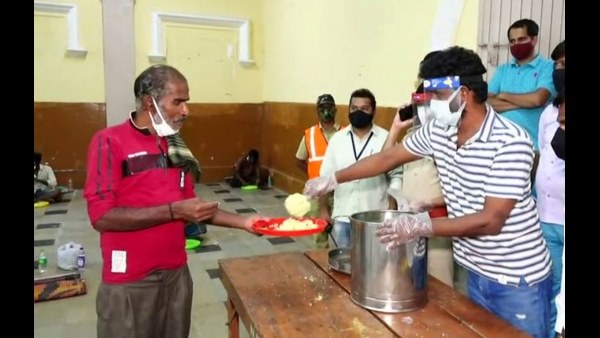 ಆಹಾರ ವಿತರಿಸುತ್ತಿರುವ ಚಿಕ್ಕಣ್ಣ