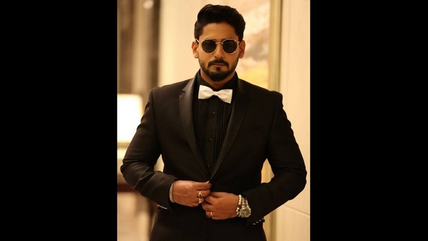 ಪೆನ್ನು-ಪುಸ್ತಕ ವಿತರಿಸಿದ್ದು ಸಂತಸ