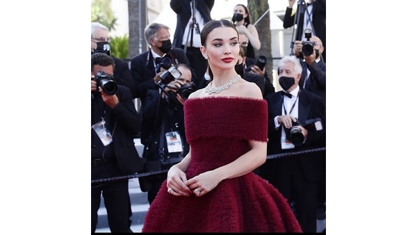 Cannes Film Festival 2021: Actress Amy Jackson Royal red carpet look goes viral on social media Cannes Film Festival 2021: Actress Amy Jackson Royal red carpet look goes viral on social media