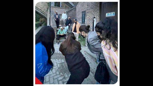 Anushka Sharma, Virat Kohli pose with Rumoured Lovers KL Rahul and Athiya Shetty Anushka Sharma, Virat Kohli pose with Rumoured Lovers KL Rahul and Athiya Shetty