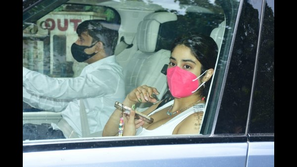 Netizens Trolls Actress Jhanvi kapoor for Showing attitude to a fan Netizens Trolls Actress Jhanvi kapoor for Showing attitude to a fan