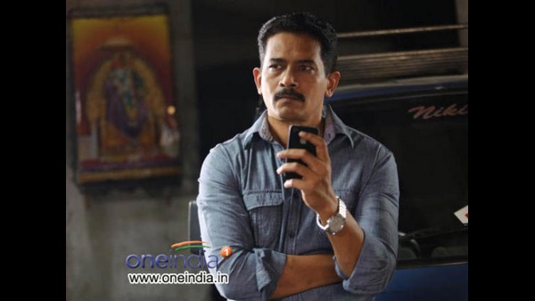 ಚಿತ್ರಕತೆ ಬರೆದಿರುವುದು ಅತುಲ್ ಕುಲಕರ್ಣಿ