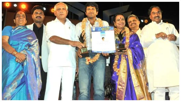 ಪ್ರಶಸ್ತಿ ನೀಡಿದ ಯಡಿಯೂರಪ್ಪ