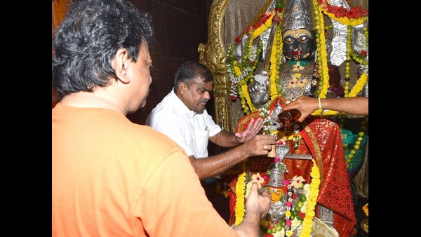 ಮದ್ಯ ಅಭಿಷೇಕ ಮಾಡುವುದು ಸಾಮಾನ್ಯ