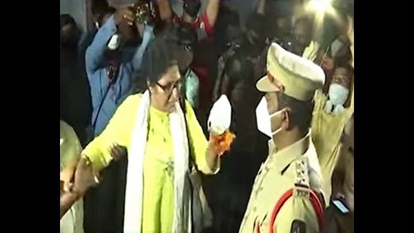 ಮಾಧ್ಯಮಗಳ ಮುಂದೆ ಶ್ರೀನಿಜ ಫೈಯರ್