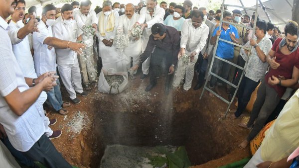 Puneeth Rajkumars Final Rituals performed by Vinay at Kanteerava Studio Puneeth Rajkumars Final Rituals performed by Vinay at Kanteerava Studio
