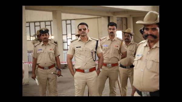 ಎಸಿಪಿ ಸಾಮ್ರಾಟ್ (ಡಾಲಿ ಧನಂಜಯ) ಪಾತ್ರವನ್ನು ಅದ್ಭುತವಾಗಿ ನಿಭಾಯಿಸಿದ್ದಾರೆ