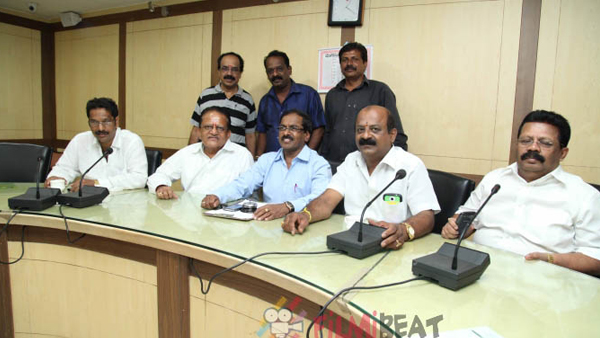 ಫಿಲ್ಮ್ ಚೇಂಬರ್ನಲ್ಲಿ ದೀಪ ಬೆಳಗಿ ನಮನ