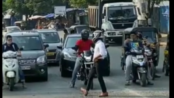 Fan Dance for RRR naatu naatu songs Traffic Signal Goes Viral Fan Dance for RRR naatu naatu songs Traffic Signal Goes Viral