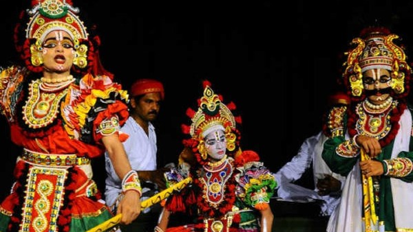 ಕೂಲಿಗೆ ತೆರಳಿದ್ದ ಯಕ್ಷಗಾನ ಕಲಾವಿದರು