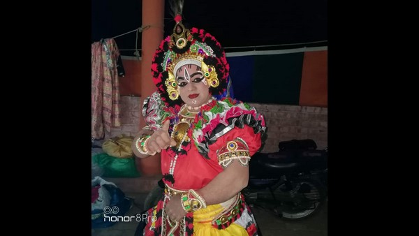 ಸ್ತ್ರೀ ವೇಷದಲ್ಲಿ ಪ್ರಸಿದ್ಧಿ