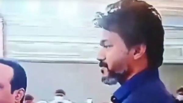 ನೀಲಿ ಶರ್ಟ್ನಲ್ಲಿ ಮಿಂಚಿದ ವಿಜಯ್