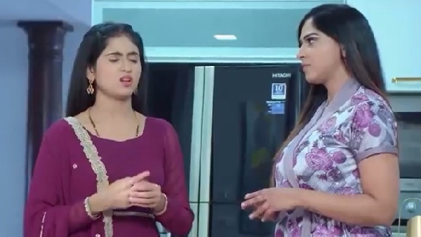 ಕೈ ಮೇಲೆ ಆರತಿ ಎತ್ತುವಂತೆ ಹೇಳುವ ಲಕ್ಷ್ಮಿ